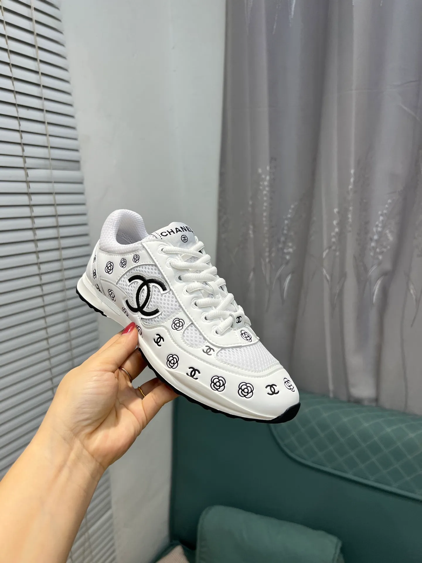 Men's men's shoes 💰640 Exclusive real shot (top version) CHANEL Chanel 2025ss color matching thick-soled casual sports shoes and sneakers. The counter is synchronized. The counter is very popular. A shoe that is very difficult to buy. The most popular thick-soled panda shoes on the Internet. It can be imagined that Xiaoxiang control can't miss it. It has both good looks and comfort. Simple and versatile white shoes. The thick sole increases the height and is super versatile. Close your eyes and wear it. Whoever wears it will look better. Upper: calfskin Lining: imported sheepskin lining Outsole: TPU original outsole Size: 35-44 (customized for women 41 and 40, and 45 for men)